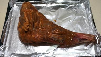 腌制好的羊腿放在锡纸上，先刷上一层油，再刷一层蜂蜜水