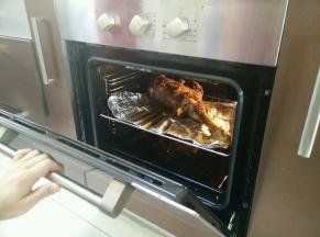 烤箱预热，羊腿放入烤箱中，上下火220度烤30分钟