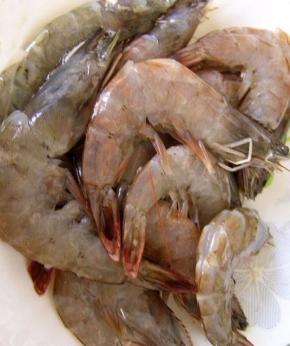 买来的虾解冻洗净，生菜切成小段