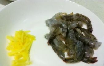 将洗好的虾剥皮并用牙签剔除虾线，姜切丝备用