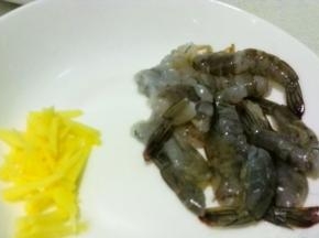 将洗好的虾剥皮并用牙签剔除虾线，姜切丝备用