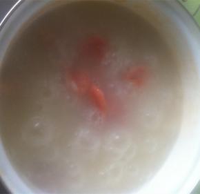 煮半个小时左右放入腌好的虾仁