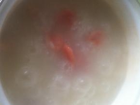 煮半个小时左右放入腌好的虾仁