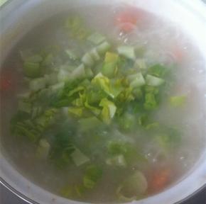 虾仁变红放入生菜，放入盐调味