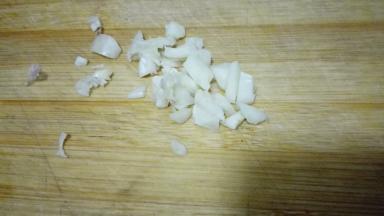 大蒜切成蒜末备用