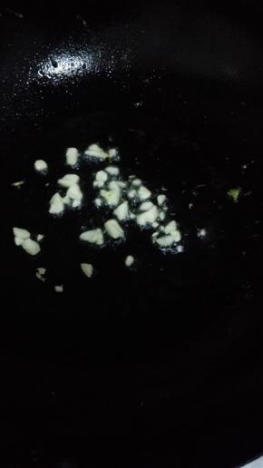 锅内放油加热，小火放入蒜末煸出香味