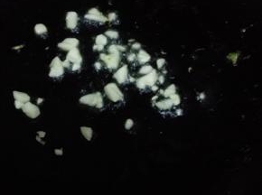 锅内放油加热，小火放入蒜末煸出香味