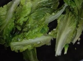 放入生菜翻炒