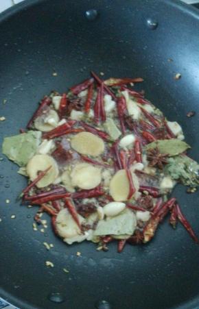 放入八角茴香桂皮和香叶，干辣椒段，同样小火爆香