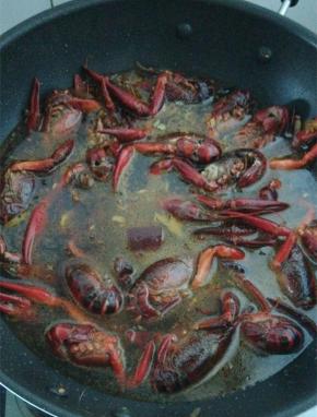 小龙虾微微卷曲之后加入可以没过食材的清水