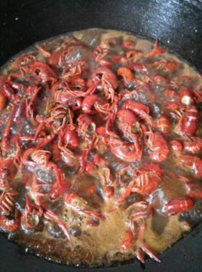 汤汁逐渐浓稠开大火收汁