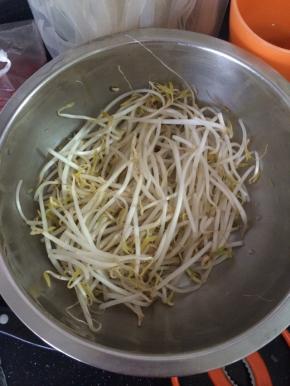 豆芽去根洗净沥干水分