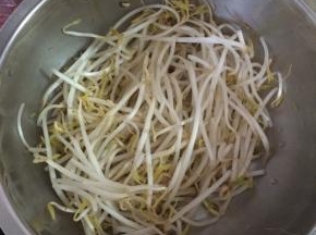 豆芽去根洗净沥干水分