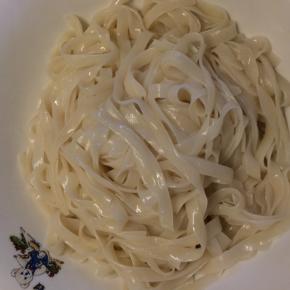 河粉泡在温水中备用