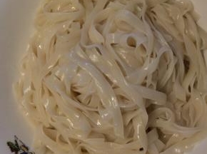 河粉泡在温水中备用