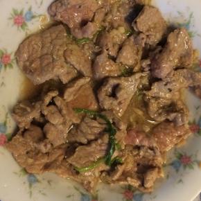 放入牛肉翻炒至变色捞出