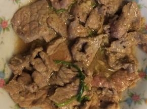 放入牛肉翻炒至变色捞出