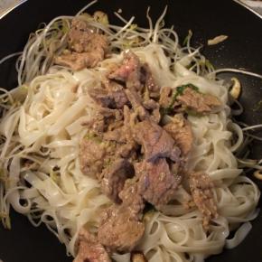 锅内留底油放入豆芽炒至变软，放入泡好的河粉和牛肉