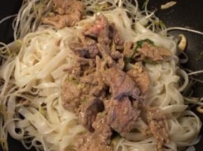 锅内留底油放入豆芽炒至变软，放入泡好的河粉和牛肉