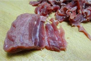 牛里脊洗净按照横纹切成片状