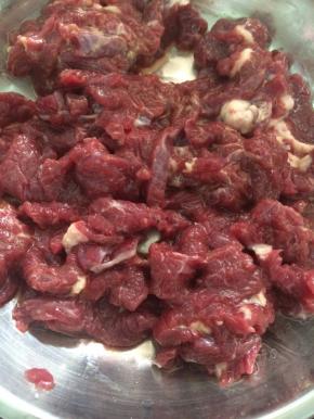 切好的牛里脊用料酒，生抽和淀粉抓拌均匀，腌制20分钟