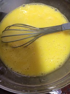 鸡蛋打入碗中，加入适量的盐，一个方向搅拌均匀