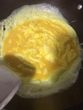 锅内放油，油热后倒入蛋液，翻炒至7分熟即可捞出