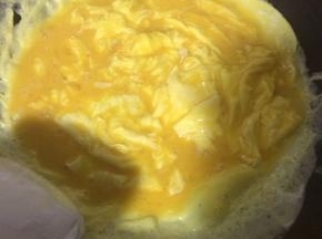 锅内放油，油热后倒入蛋液，翻炒至7分熟即可捞出