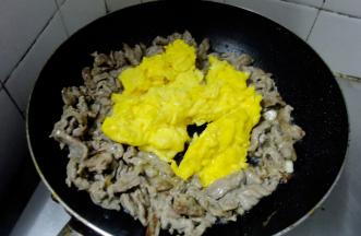 倒入鸡蛋，生抽大火翻炒均匀即可出锅