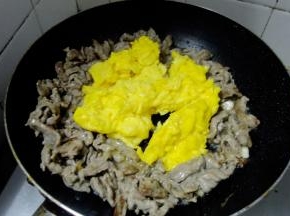 倒入鸡蛋，生抽大火翻炒均匀即可出锅