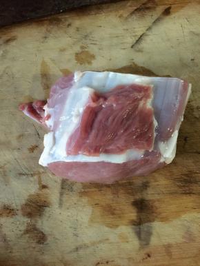 牛里脊泡出血水，切成条状备用，鸡蛋打成蛋液