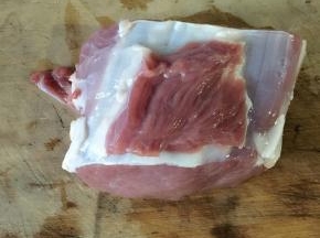 牛里脊泡出血水，切成条状备用，鸡蛋打成蛋液