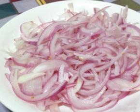 红洋葱、莴苣切细丝