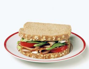 将切好的蔬菜依次铺在奶酪上，在蔬菜上挤上适量色拉酱，把面包片对折轻压，火鸡三明治完成