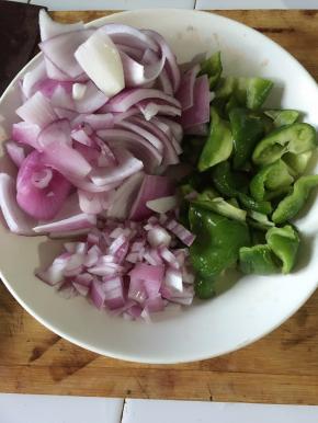 洋葱和青椒切好备用