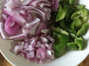 洋葱和青椒切好备用