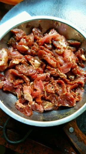 切好的牛柳条放入少许料酒，蛋液，淀粉和盐抓拌均匀，腌制半小时