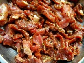 切好的牛柳条放入少许料酒，蛋液，淀粉和盐抓拌均匀，腌制半小时