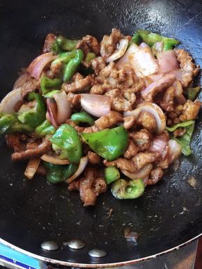 放入牛柳，加入生抽，料酒，盐和鸡精翻炒均匀