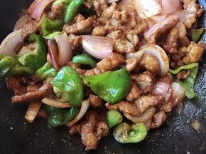 放入牛柳，加入生抽，料酒，盐和鸡精翻炒均匀