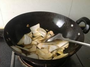 将鸡腿菇倒入油锅中，中小火翻炒