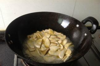 加入适量的料酒和酱油，用量依个人口味而定