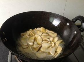 加入适量的料酒和酱油，用量依个人口味而定