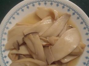 加入适量的味精和盐，翻炒之后盖上锅盖焖一会，3分钟左右打开锅盖，炒至鸡腿菇熟透为止即可