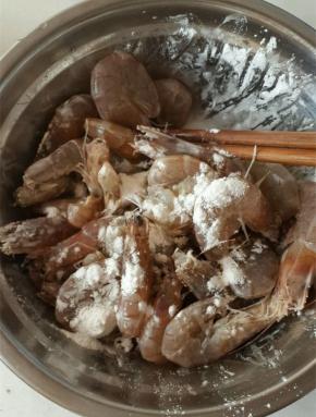 腌制好的虾用水冲洗干净，裹上适量的生粉