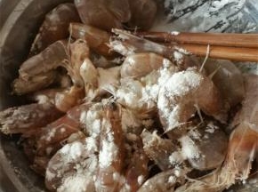 腌制好的虾用水冲洗干净，裹上适量的生粉