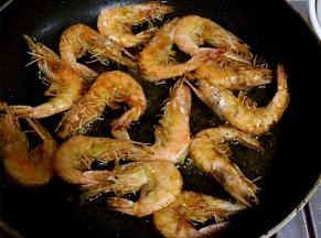 锅内放油，比平时炒菜多一些，油温7分热的时候倒入海虾，煎至两面金黄，捞出备用