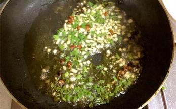 锅内留底油，放入葱姜辣椒小火爆香