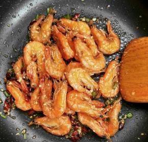 放入炸好的虾，翻炒均匀