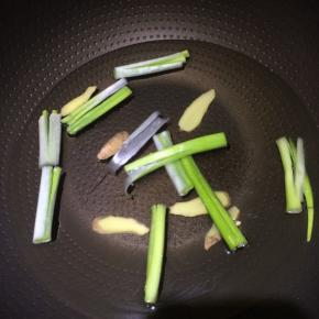 锅内放水，放入葱姜和少量的料酒，烧开